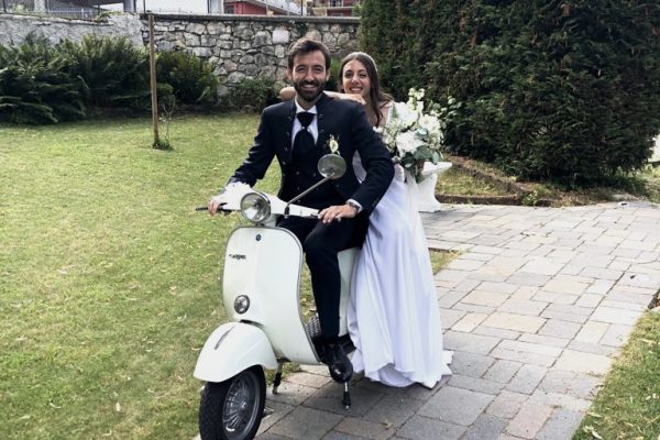 gli sposi in vespa